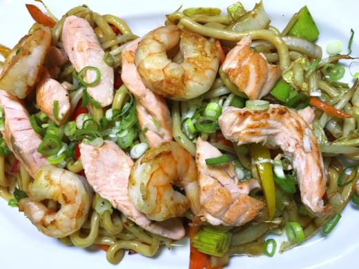 1209. Udon mit Gemüse, Lachs und Garnelen