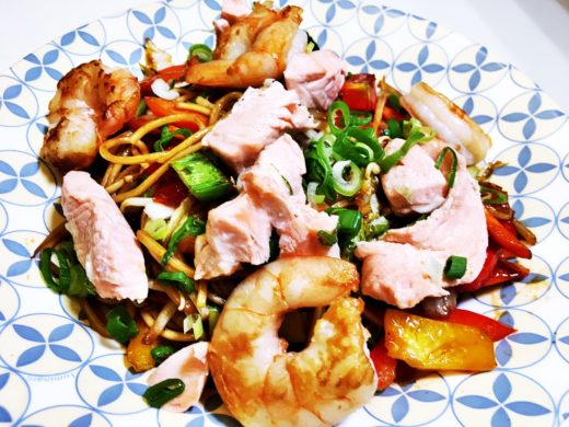 1203. Ramen mit Gemüse, Lachs und Garnelen