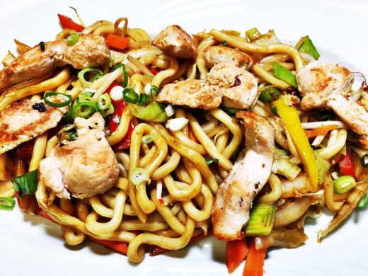 1207. Udon mit Gemüse und Hähnchen